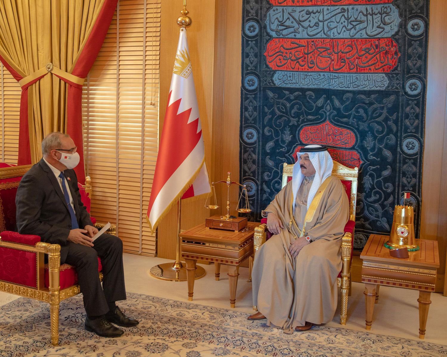 Ambassador Eitan Na'eh hands credentials to King Hamad bin Isa Al Khalifa